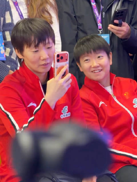 孙颖莎持陈梦球拍快乐乒乓