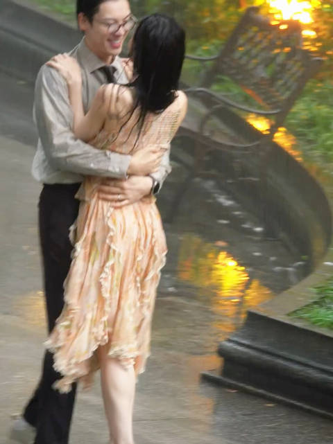 陈伟霆钟楚曦雨中拍戏路透，短短几秒的视频张力拉满了