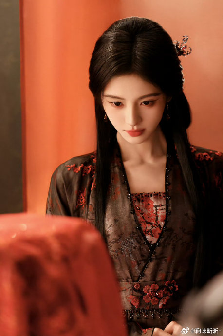 从SNH48毕业后，鞠婧祎在影视、时尚方面的资源和发展情况具体如何？