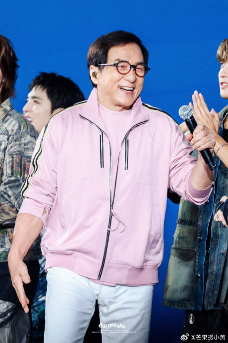 常石磊为帮助成龙克服压力，提供了哪些具体帮助？