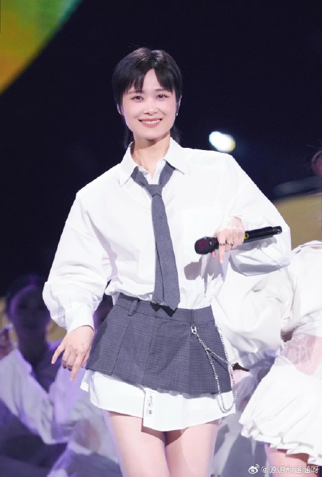 李宇春在直播中具体是怎么回应留长发问题的？