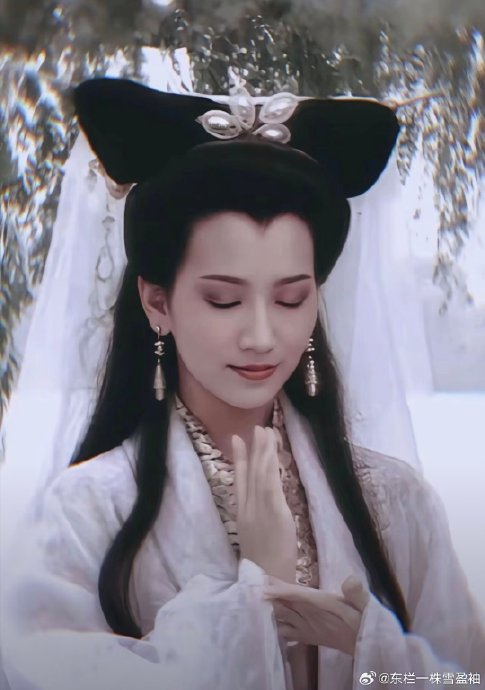 赵雅芝在直播中复刻的白娘子、冯程程、周芷若造型，分别承载了哪些时代记忆？