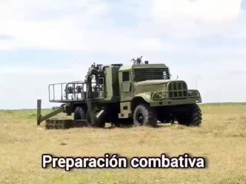 古巴炮兵部队演习，使用D-30A榴弹炮与BM-21火箭炮