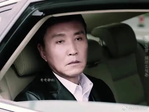 “一个眼神让你明白什么是市一把手”