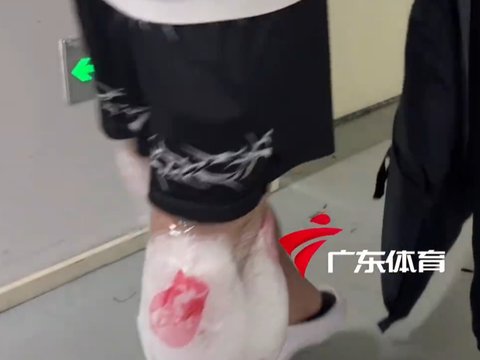广东回更衣室动态！杜锋落寞，崔永熙绑冰袋，王少杰哭红鼻子！