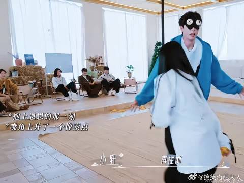 小新游戏时拥抱恩恩引关注