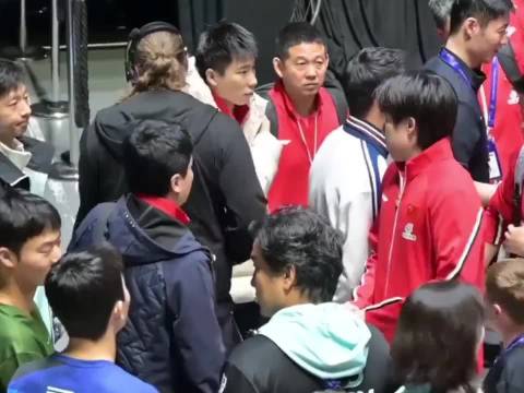 赛后和王楚钦梁靖崑开心击掌的马龙！