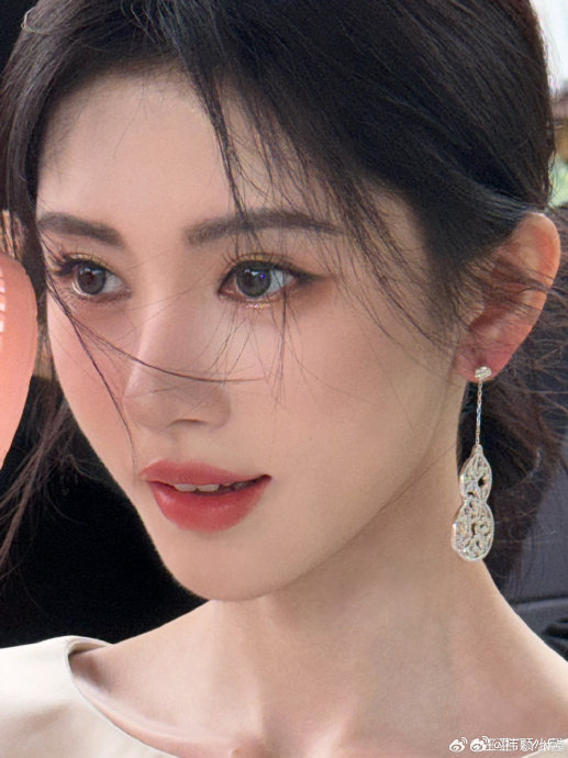 鞠婧祎的粉丝为什么总喜欢用‘玫瑰’来形容她的星路历程和个人特质？