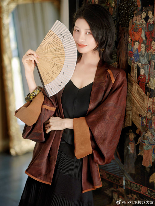 赵雅芝此次直播间所展示的香云纱服饰，其具体非遗工艺有何独特价值？