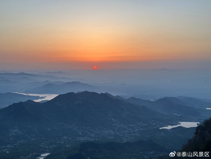 奥运冠军陈梦登顶泰山比心日出，网友：这是竞技之外的诗与远方