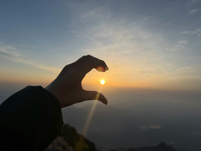 网友如何评价陈梦在泰山顶比心这一行为背后的意义？