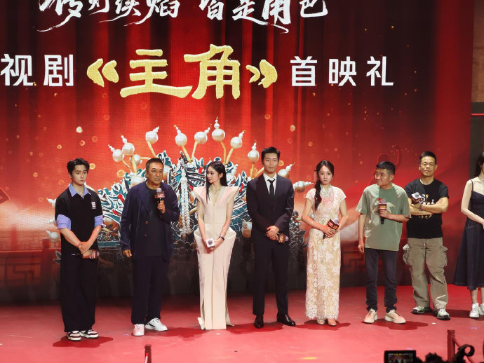 在训练秦腔台步和身段时，刘浩存遇到了哪些意想不到的困难？