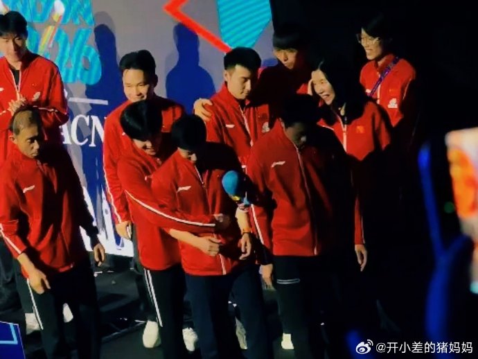 马龙有哪些曾对球迷或后辈展现温暖的细节故事？