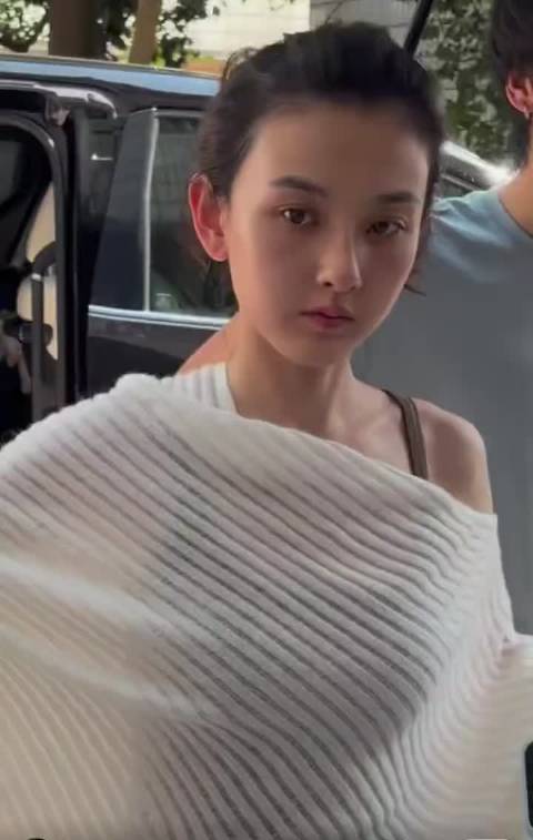 宋祖儿素颜上班路透，毫无胭脂粉黛修饰