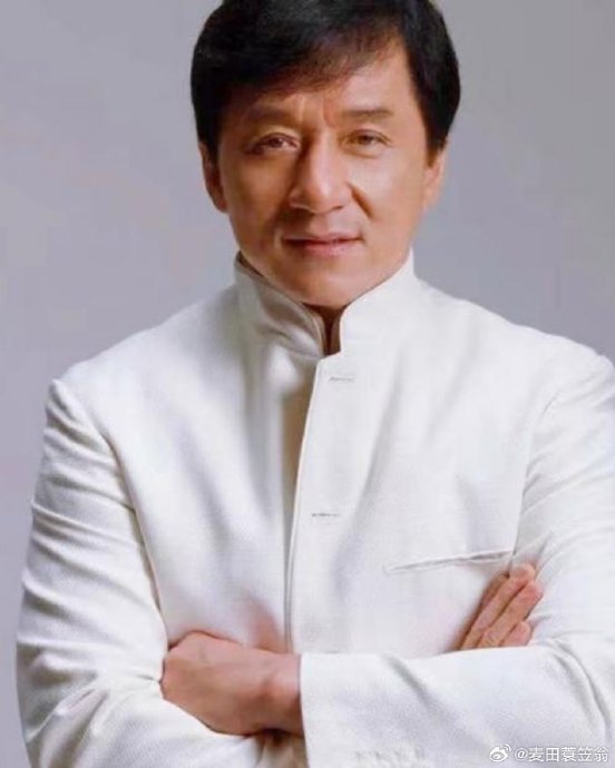 如何看待成龙在社交媒体上对年轻一代的鼓励和关切？