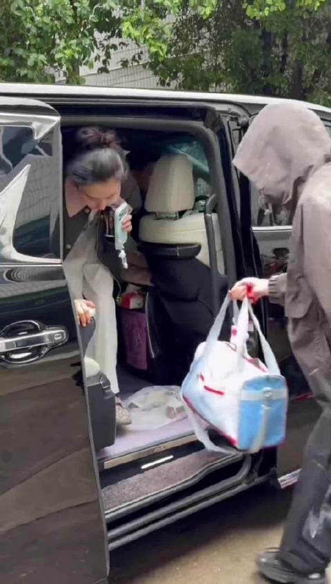 有点佩服宋祖儿，素颜还大大方方露脸，口罩都不戴，就是太瘦了，感觉气血不足