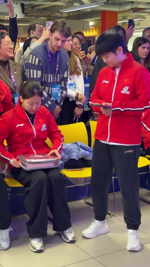 国乒出席英国高校活动，孙颖莎打趣味乒乓球，很认真的拿自己拍子上场