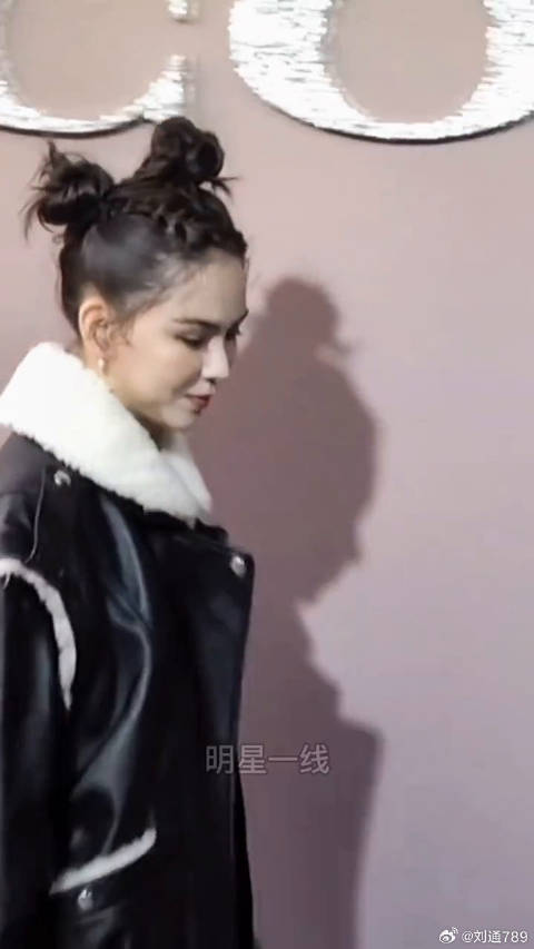周杰伦选择昆凌共育两子，女方丸子头造型清纯