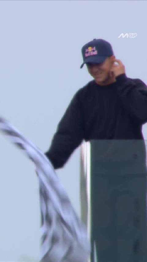 红牛车手哈贾尔造访勒芒布加迪赛道现场，并为MotoGP法国大奖赛挥舞方格旗