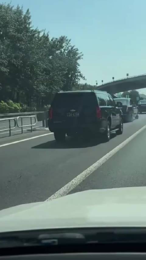 网友拍到野兽车队已经抵达北京 凯迪拉克仁王盾装甲版也太大了吧