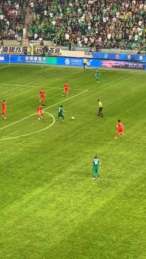 马宁补时两次挡球引争议，裁判跑位距离遭质疑