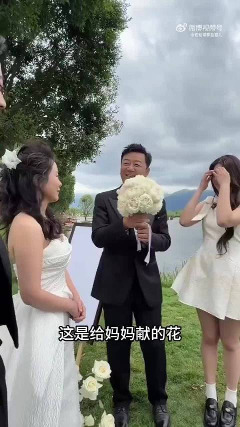 郭涛结婚20周年补拍婚纱照，单膝跪地献花妻子