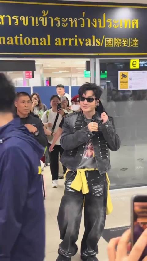 黄晓明机场贴表情包防拿错行李箱