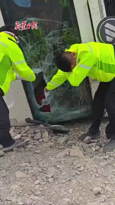 十级大风掀翻货车 托克逊民警火速驰援