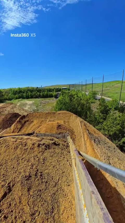 采石场巨型自卸卡车卸料场景展现重工业原始力量