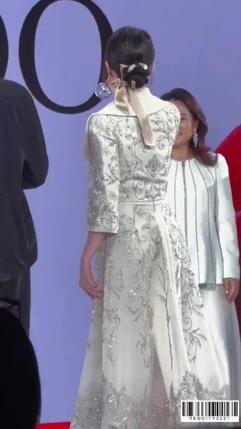 开始那激灵的两下真是绝了，风情万种摇曳生姿 刘亦菲