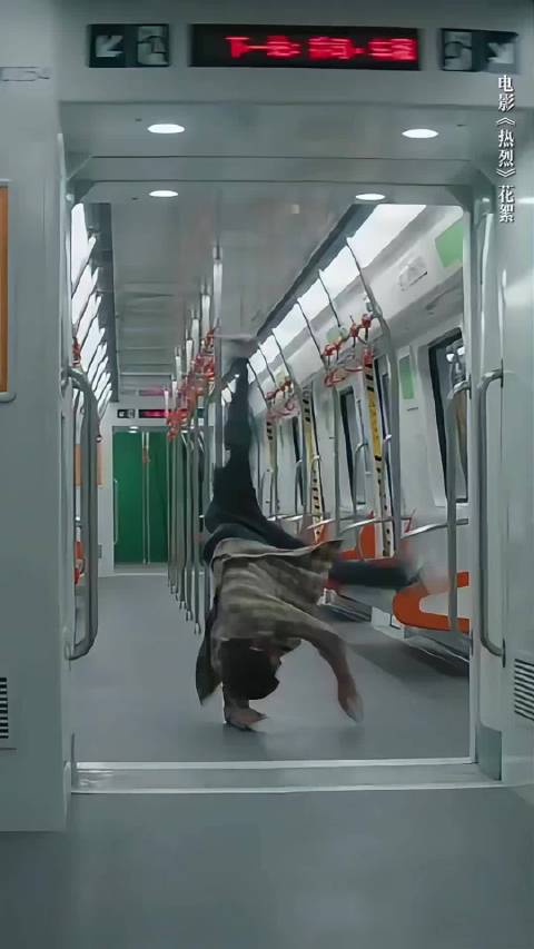 王一博饰演陈烁地铁练舞摔倒邂逅心动女生