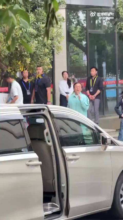 成龙为路人影迷分发饮用水
