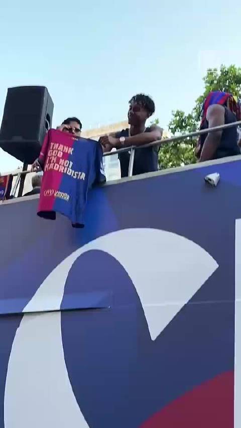 亚马尔高调展示专属球衣，霸气配文：谢天谢地我不是马德里人！