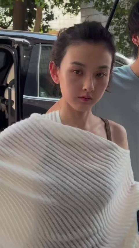 宋祖儿纯素颜展现清冷松弛感