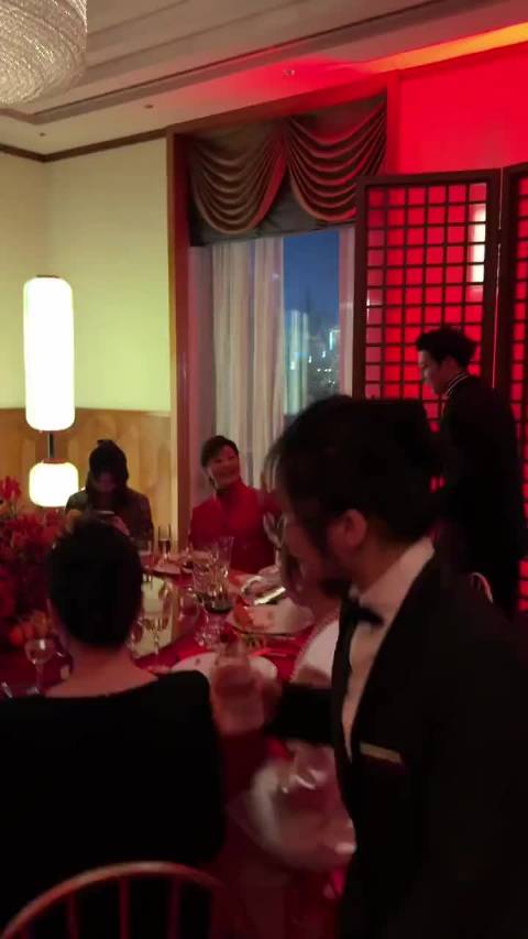 窦骁缺席何超莲35岁生日会，专注新片首映礼
