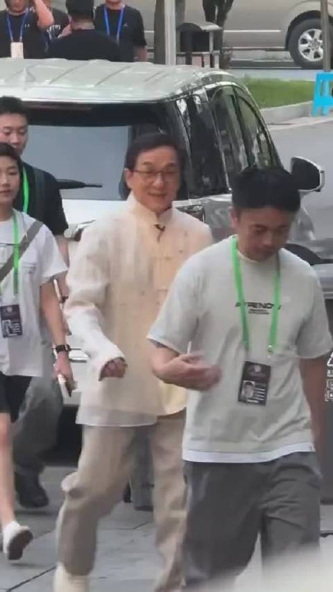 成龙为路人发水展现亲和力