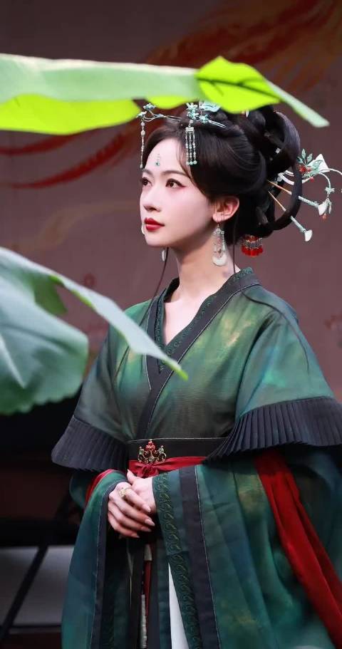 于正自曝剃吴谨言眉毛刻意营造苦相，新剧路透惊艳众人