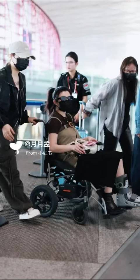 跟腱断裂还坚持出行，陈妍希真的好拼，但身体第一啊，姐姐要好好养伤