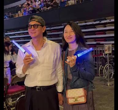 张家辉领奖紧抱关咏荷称一切归功妻子