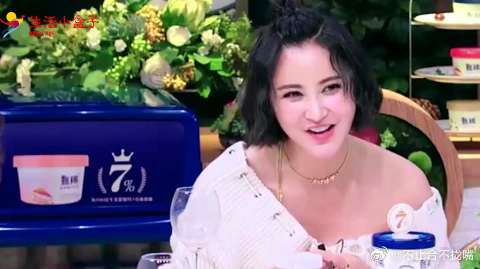 被问为什么和袁弘在一起，张歆艺14字回答，袁弘笑容甜蜜
