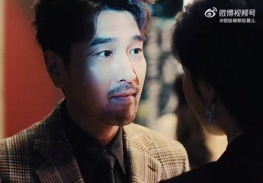 男主得知女主将出席作者之夜后态度突变