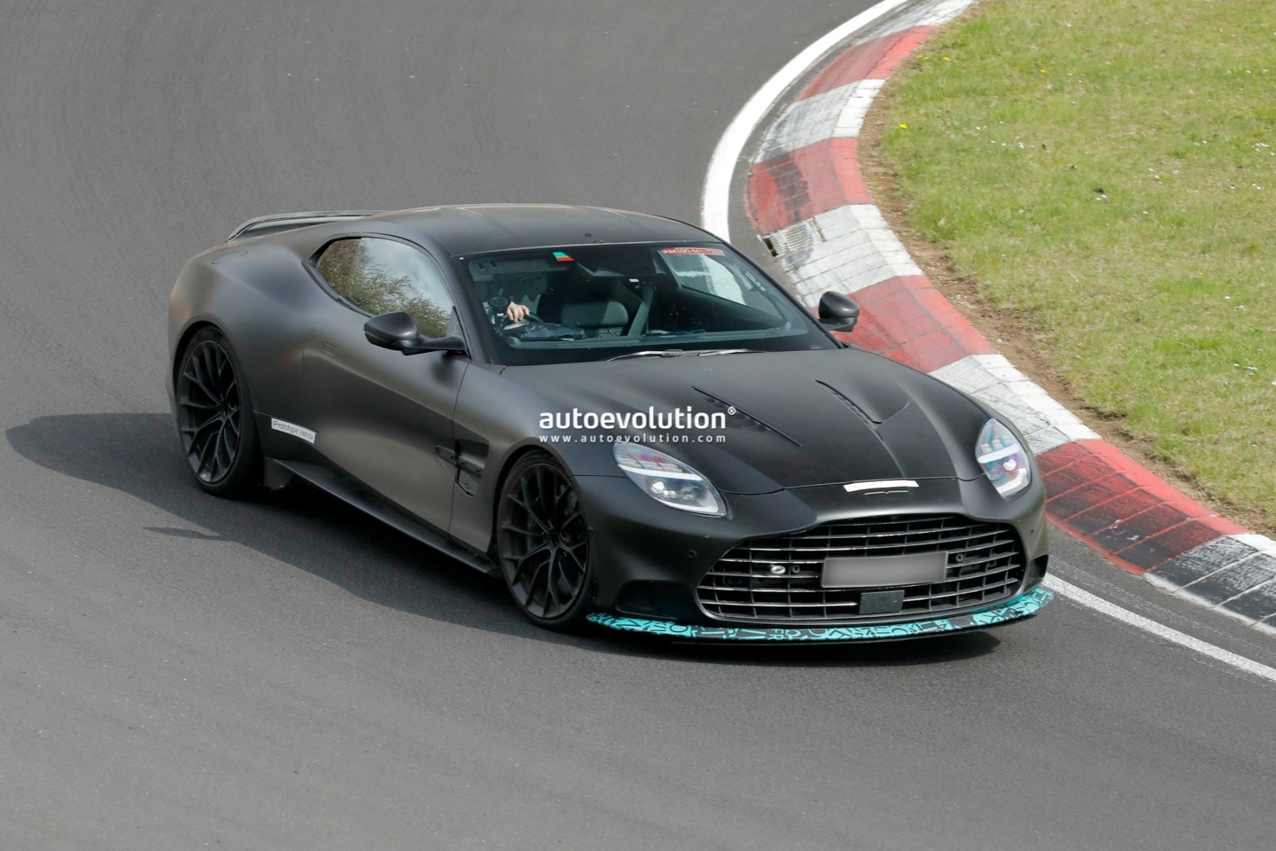 2027 款阿斯顿 · 马丁 Vanquish S 超级 GT 跑车纽北测试图曝光