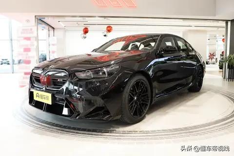 新车  售146.89万元/搭4.4T V8插混/3.5秒破百,全新宝马M5到店