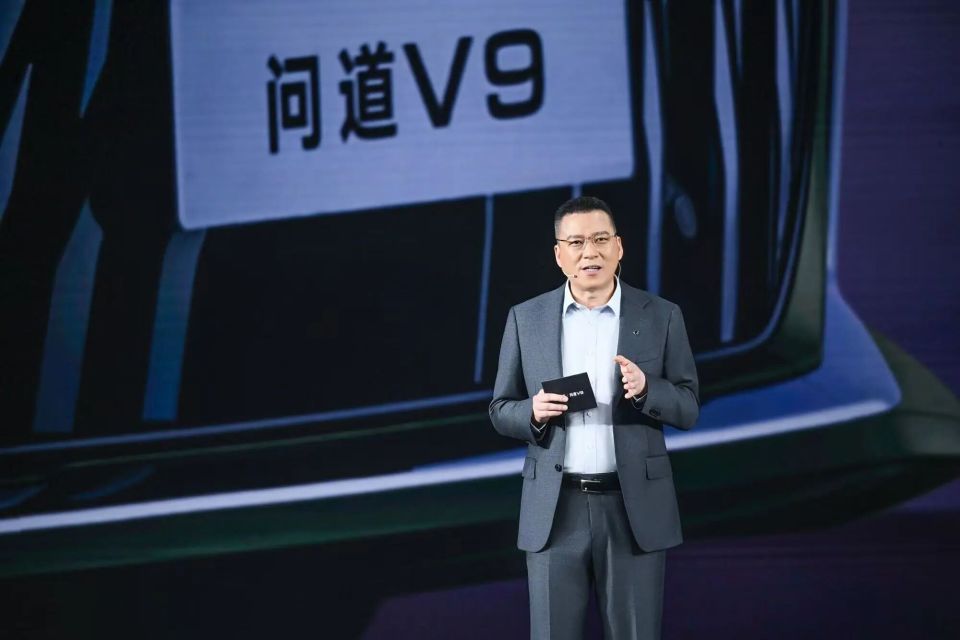 发布问道序列,极狐再冲高端:首车V9切入MPV市场,复制腾势路径?  明镜pro
