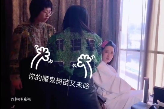 李沁脱掉睡袍换空姐制服装，中途吊带露出来的那一刻，简直迷倒我