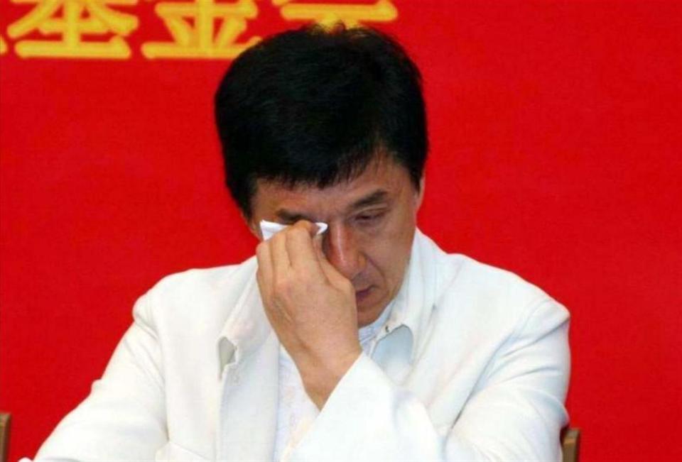 蚌埠演唱会翻车！徐怀钰消失，成龙唱两首歌跑路，观众怒喊退钱