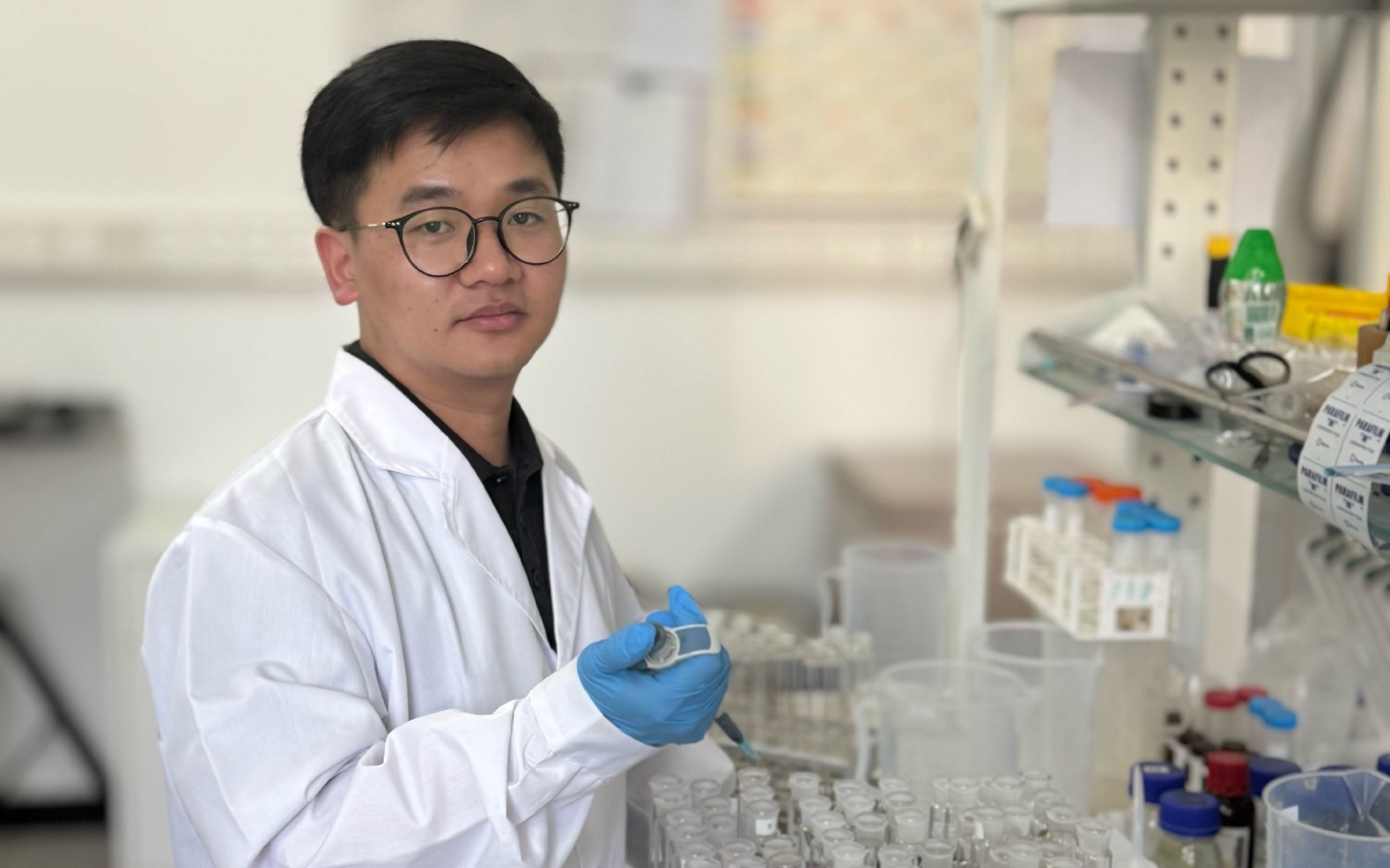 李家麟在北京工業大學城鎮污水深度處理與資源化利用技術國家工程實驗室做實驗。受訪者供圖