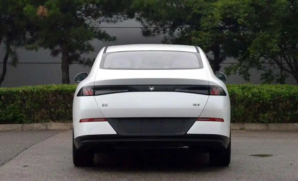 极狐S3提供了三种版本:纯电、增程和换电CLTC纯电续航215公