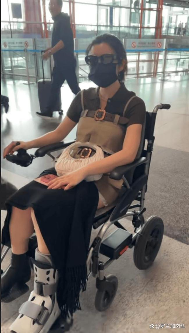 陈妍希坐轮椅现身机场，身着休闲装，脚踝佩戴保护靴