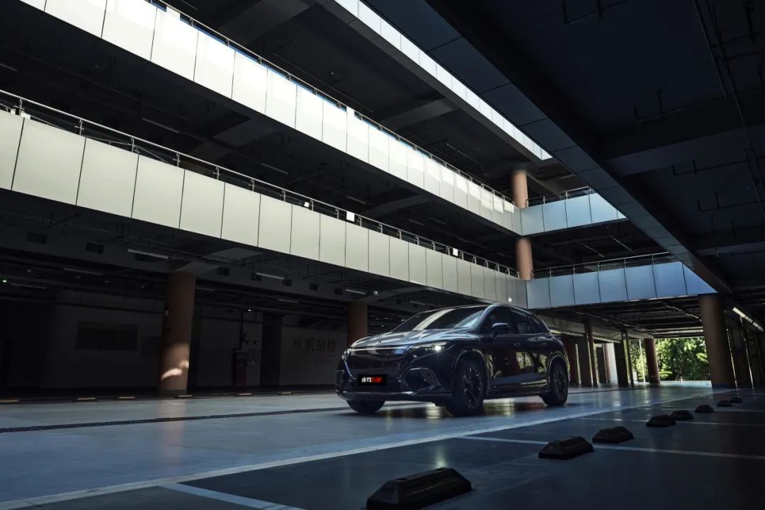 暗夜华章——试驾梅赛德斯-迈巴赫EQS 680 Night Series  CAR REVIEWS